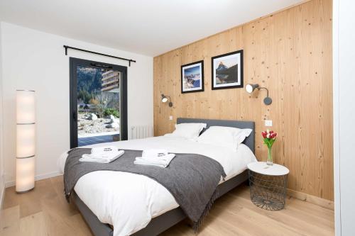 una camera da letto con un letto grande e una finestra di La Cordee 504 Apartment - Chamonix All Year a Chamonix-Mont-Blanc