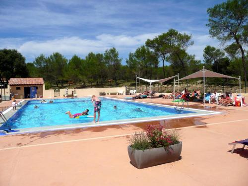 un groupe de personnes dans une piscine dans l'établissement Parc le Duc, Lilliputienne 258, à Fontanès