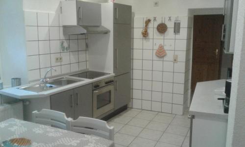 a small kitchen with a sink and a stove at Ferienwohnung Jüngling in Neumagen-Dhron