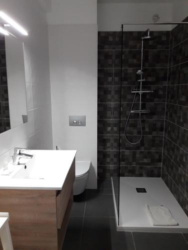 Ein Badezimmer in der Unterkunft Hôtel The Originals Miramar, Royan Pontaillac