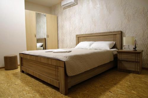 Un dormitorio con una cama grande con almohadas blancas. en Tbilisi Trinity Apartment, en Tiflis