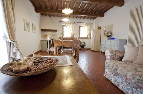 a living room with a bowl of fruit on a table at Tenuta Quadrifoglio in Gambassi Terme