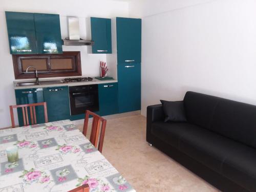 a kitchen with a table and a couch in a room at Oasi Encantada - Beach Resort in Santa Cruz de Barahona