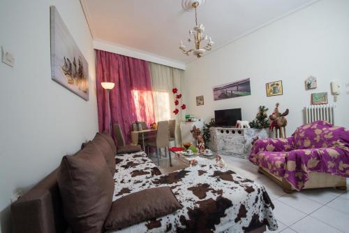 sala de estar con sofá, mesa y sofá en 101 Τriantafyllidi, en Volos