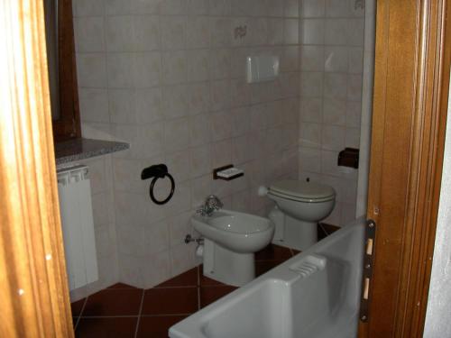 łazienka z umywalką, toaletą i wanną w obiekcie Bricco di Sant' Eufemia w mieście Bossolasco