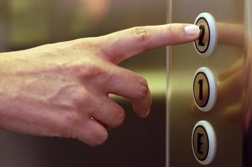 a hand pressing a button on a light switch at Hotel Königsteiner Hof in Königstein in der Oberpfalz