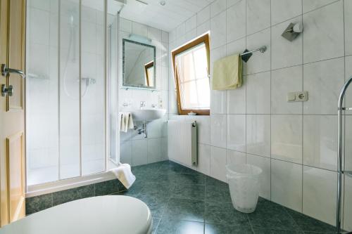 La salle de bains est pourvue de toilettes et d'un lavabo. dans l'établissement Gaestehaus Berger, à Sankt Jakob in Defereggen