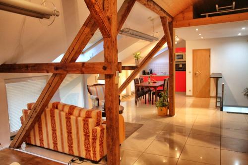 un soggiorno e una sala da pranzo con travi in legno. di Oppenheimstrasse 2 a Eisenach