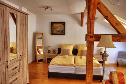 um quarto com uma cama com uma estrutura em madeira em Oppenheimstrasse 2 em Eisenach