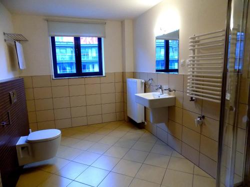 La salle de bains est pourvue de toilettes et d'un lavabo. dans l'établissement Apartament Panoramic, à Zakopane