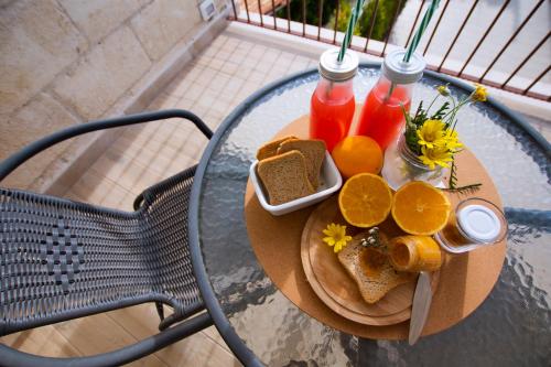 ein Tisch mit einem Teller mit Essen und Getränken darauf in der Unterkunft Casa Borgo Regina B&B - Bari Puglia Apartments in Torre a Mare