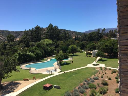 an aerial view of a park with a swimming pool at Lomas de Papudo 3, Bosque y Playa in Papudo