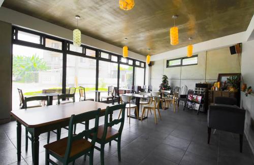 Un restaurante u otro lugar para comer en Dong Pan B&B