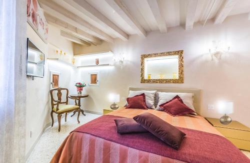 um quarto com uma cama grande e uma cadeira em San Marco Terrace em Veneza