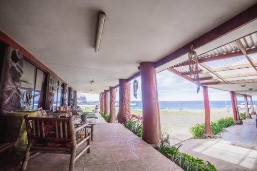 a restaurant with a view of the beach at Cabañas & Hostal Tojika in Hanga Roa