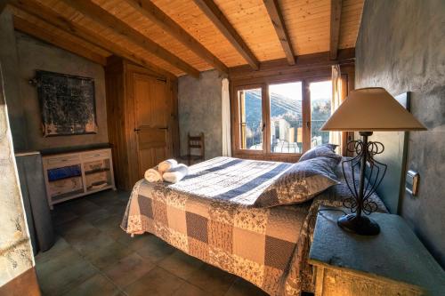 Un pat sau paturi într-o cameră la Casa Rural El Huerto de la Fragua