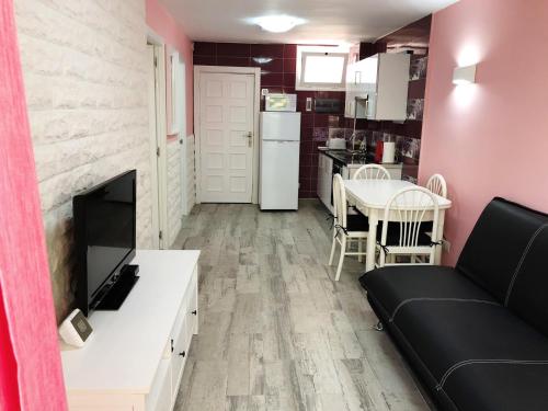 ein Wohnzimmer mit Sofa und Tisch in der Unterkunft Lovely 1-bedroom apartment with a big terrace, Las Americas, Tenerife in Arona