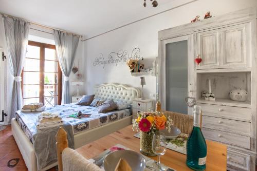 sypialnia z łóżkiem i drewnianym stołem w obiekcie La Bomboniera Chic di Pietrasanta w mieście Pietrasanta