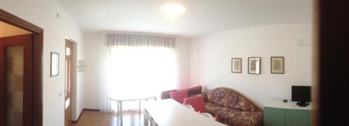 un soggiorno con divano e finestra di Villa Menazzi a Lignano Sabbiadoro