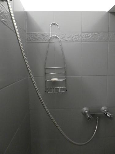 um chuveiro na casa de banho com uma cabeça de chuveiro em B and B Sycomore, La Bouriotte em Labastide-Rouairoux