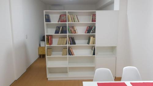 una estantería llena de libros en una habitación en Recoleta Unique agüero apartments en Buenos Aires