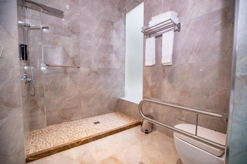 Kylpyhuone majoituspaikassa Metro Hotel Tirana