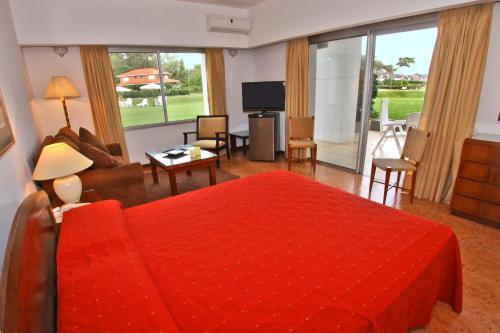 Televisyen dan/atau pusat hiburan di Hotel Terraza del Mar