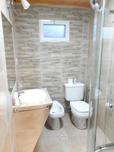 Bilik mandi di Aluminé Cabañas