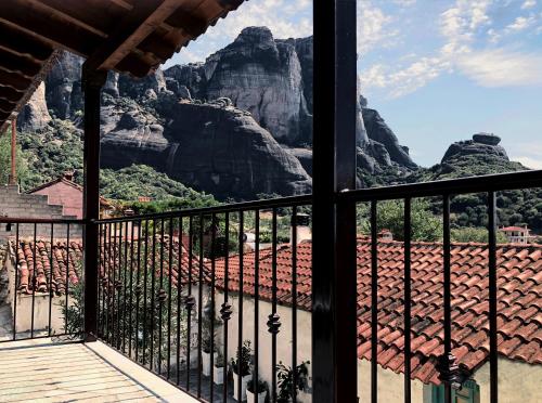 Elle comprend un balcon offrant une vue sur les montagnes. dans l'établissement Rocks Republic, à Kalambaka