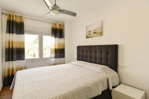 sypialnia z łóżkiem i oknem w obiekcie Casa Marina La Zenia w mieście Orihuela