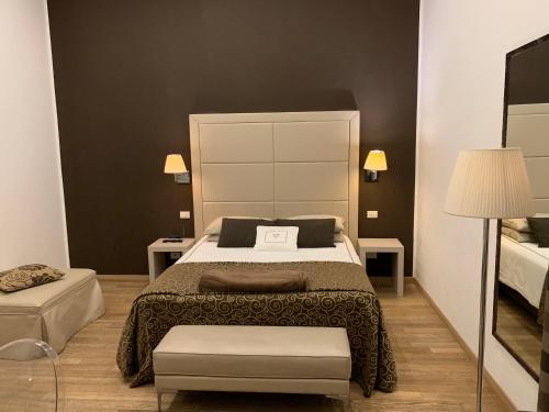 レッジョ・ディ・カラブリアにあるSuite 70のベッドルーム(大型ベッド1台、鏡付)
