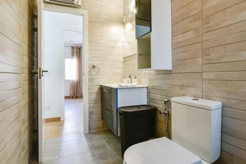 łazienka z toaletą i umywalką w obiekcie Casa Marina La Zenia w mieście Orihuela