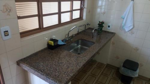 A cozinha ou kitchenette de Ecohouse - Próx da Av Brasil