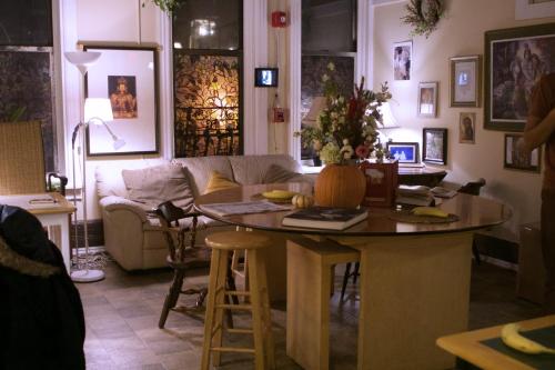 uma sala de estar com uma mesa e um sofá em Interfaith Retreats em Nova Iorque
