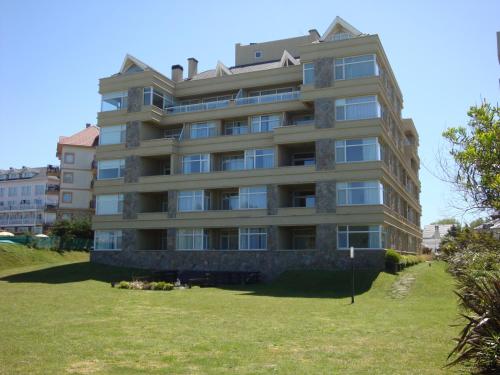 a large apartment building on a grassy field at Cariló Sul Mare in Carilo