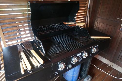 a black grill with knives on top of it at Caraibe Créol' Keys in Port-Louis