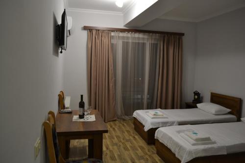 Postel nebo postele na pokoji v ubytování The Wine Hotel Telavi