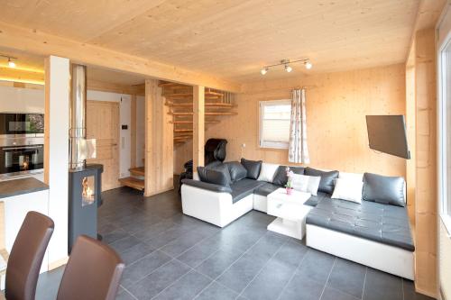a living room with a couch and a tv at Aron Chalet Kreischberg 10A in Sankt Lorenzen ob Murau
