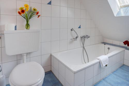 リンダウにあるHotel Möve garniのバスルーム(トイレ、バスタブ、シャワー付)