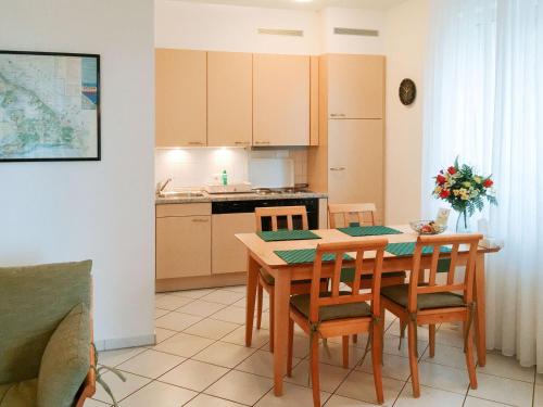 a kitchen and dining room with a table and chairs at Apartment Fridolin mit Balkon- nur 200m bis zum Strand in Zempin