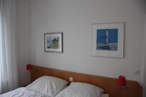 ツェンピンにあるApartment Helena mit Terrasseのベッドルーム1室(ベッド1台付)が備わります。壁に2枚の写真が飾られています。