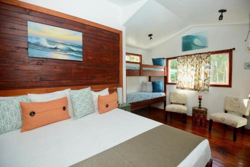 Schlafzimmer mit einem großen Bett mit einem Kopfteil aus Holz in der Unterkunft Kalani Hawaii Private Lodging in Pupukea