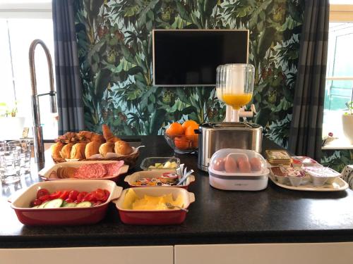 a table with food on a counter with a blender at B&B nancy in holland met eigen badkamer , independent bathroom in Aalten