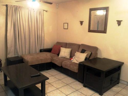 sala de estar con sofá y mesa en Casa Gamboa, en Ensenada