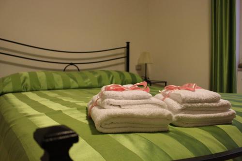 a bed with towels and folded towels on it at B&B 'A Puteca in San Marco dei Cavoti
