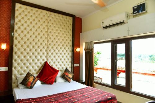 Säng eller sängar i ett rum på Hotel Ganga Basin
