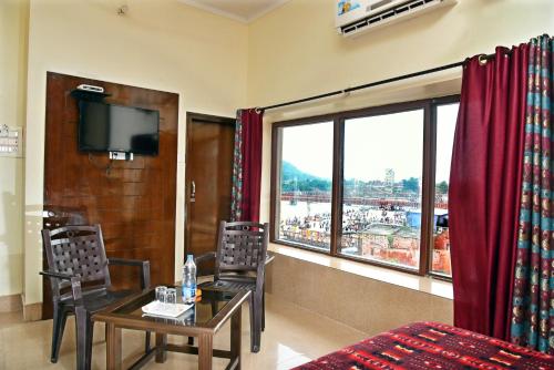 En tv och/eller ett underhållningssystem på Hotel Ganga Basin