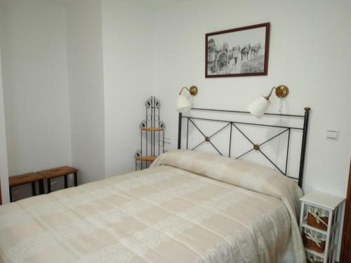 ベルモンテにあるCasa la Isabelicaのベッドルーム1室(ランプ2つ付)