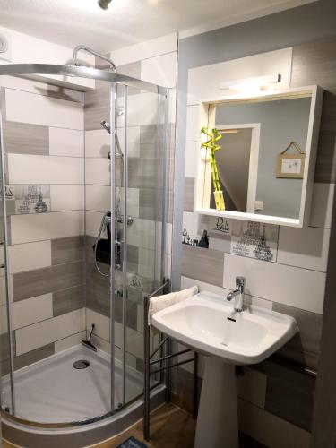 une salle de bain avec un lavabo et une douche dans l'établissement BnBesak La Gare Viotte, à Besançon