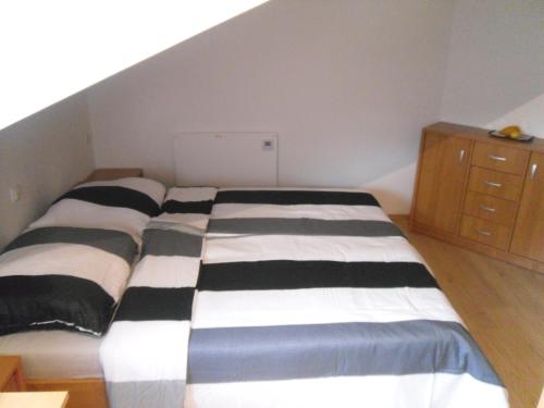 a black and white bed in a small room at Gostilna Ulčar in Ig
